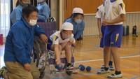 実際に車椅子に座りボッチャを体験