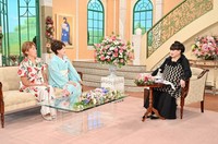 黒柳徹子さん（右）とトークを繰り広げる川中美幸さん、山田邦子さん