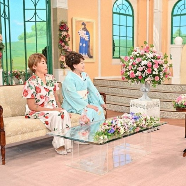 黒柳徹子さん（右）とトークを繰り広げる川中美幸さん、山田邦子さん
