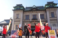 ３位の福間駅「完熟トマトラーメン」のメンバー。昨年、丼で優勝した福間駅・紺屋駅長の２連覇はならず

