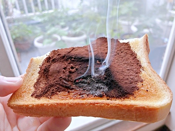ココアパウダーをかけた食パンを焼いたらーーココア部分が燃えてしまいました（画像提供：サステナブルぬちーぬさん）