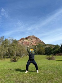 昭和新山を持ち上げるの図。 ※ぽにょさん提供