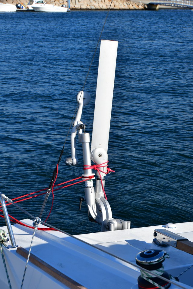 風力を利用した機械式自動操舵装置ウインドベーンの一部＝撮影：小嶋あきら