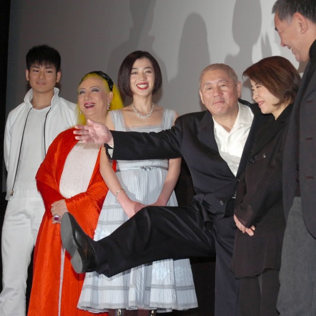 （左から）木村彰吾、美輪明宏さん、京野ことみ、ポーズをきめる北野武監督、岸本加世子、渡辺哲＝2005年