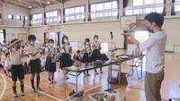 高松市立円座小学校で特別授業を行った渡邊雅文さん