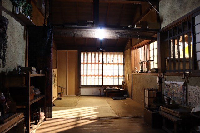 松野家の中。角部屋なので窓が多く、自然光（に近づけた照明）が差し込む