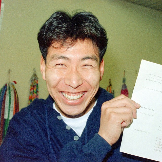 新人ペーパーテストで満点を取り笑顔の髙村祐投手＝1992年1月撮影