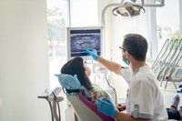 歯科医「痛かったら手をあげてくださいね」の真意とは？（RomanR/stock.adobe.com）※画像はイメージ