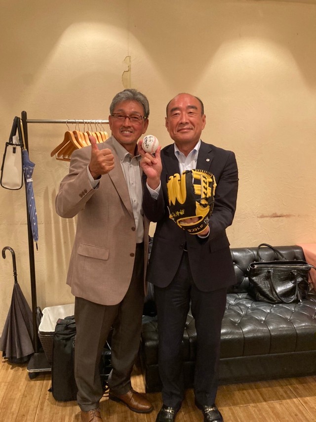 真弓さんから記念のグラブとボール