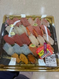 値引きされた高級寿司のパック／えむちゃさん（@hanahanaemu）提供