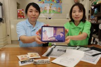 ホテルの歴史を振り返った動画を紹介する従業員。手前は収集した資料