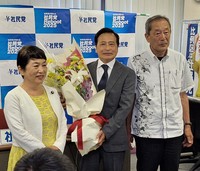 参院選で初当選し、社民党の福島瑞穂党首（左）と服部良一幹事長（右）に祝福されるラサール石井＝都内