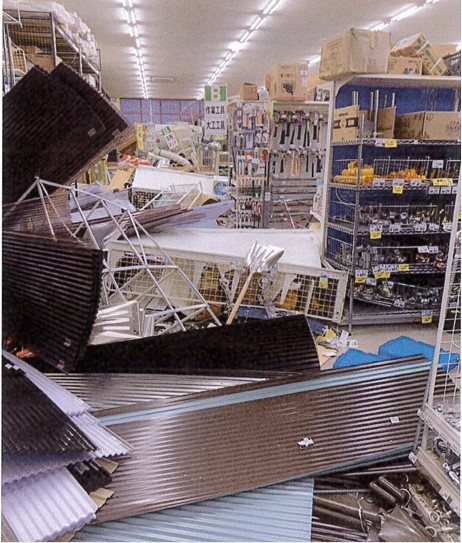 発災直後のホームセンター商品売り場(提供：株式会社ロッキー）