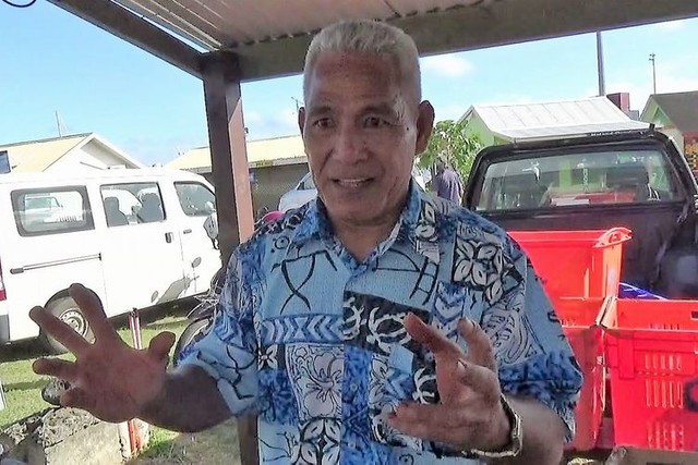 朝市で出会った農家で牧師のクラーク・タンギウラ・トゥルアさん（63）。「外には牛のミルクがあるように、ここにはココナツミルクがある。国とは、神が私たちに与えてくださったアイデンティティー。この島に生きる私たちが国をつくっているのさ」と熱く語った＝2022年6月25日、クック諸島ラロトンガ島、荒ちひろ撮影