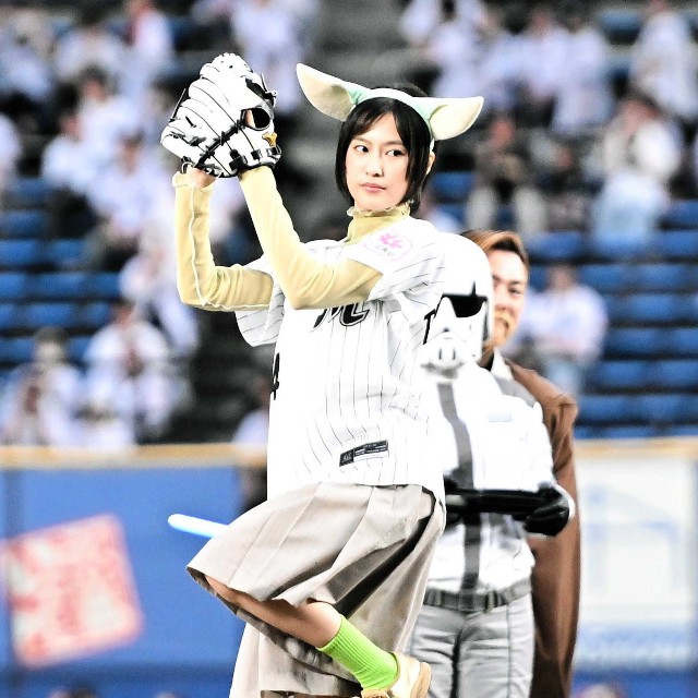 セレモニアルピッチに登板した恒松祐里＝2026年6月9日、ZOZOマリンスタジアム
