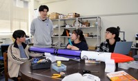 製作に向けて意見を交わすＤＥＲＣロケットサークルのメンバー（京田辺市興戸・同志社大）

