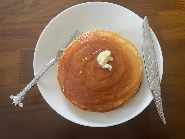 ホットケーキを食べるときは必ずキリンとワニのカトラリーを使うのが定番／嵯峨山さん（@sgym_pht）提供