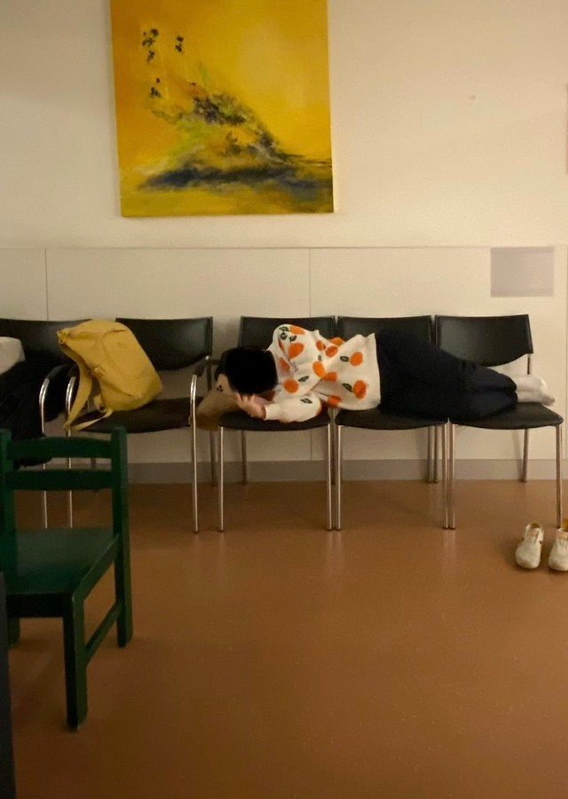 出産後には細菌感染してしまい、13時間も待合室の椅子で待機させられました。