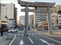 道路の真ん中に鳥居が！（浜坂三角さん提供）