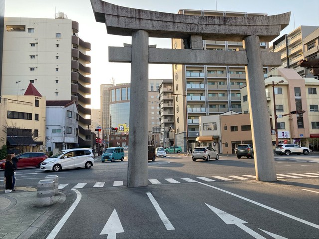 道路の真ん中に鳥居が！（浜坂三角さん提供）