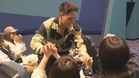 観客と触れ合う市原隼人さん　香川・綾川町　11月3日