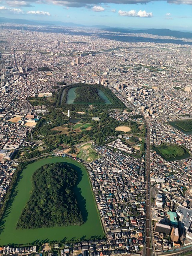 世界遺産の「百舌鳥古墳群」も上空から堪能（提供写真）