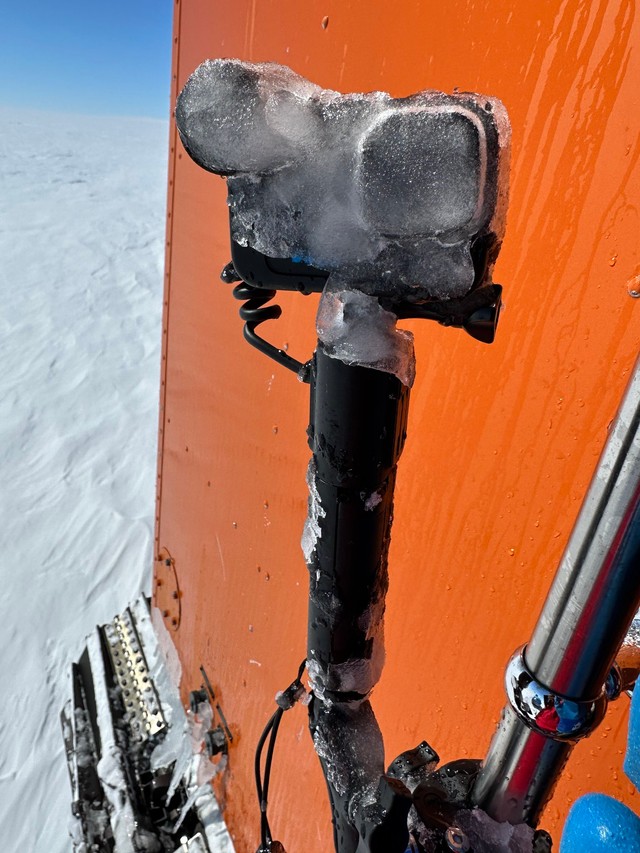 強風によって舞い上がった雪が付着、カメラの熱で融解を繰り返し凍ってしまったGoPro（提供：騎空士鮫ミンよりも遠い場所🇦🇶さん）