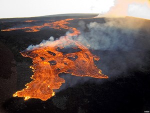 噴火した火山の溶岩流、被害食い止めに空爆が使われた時代があった