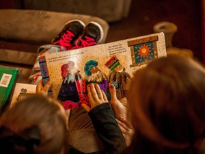 子供たちにジュースをと寄付してくれたおじいさん。私は図書カードを