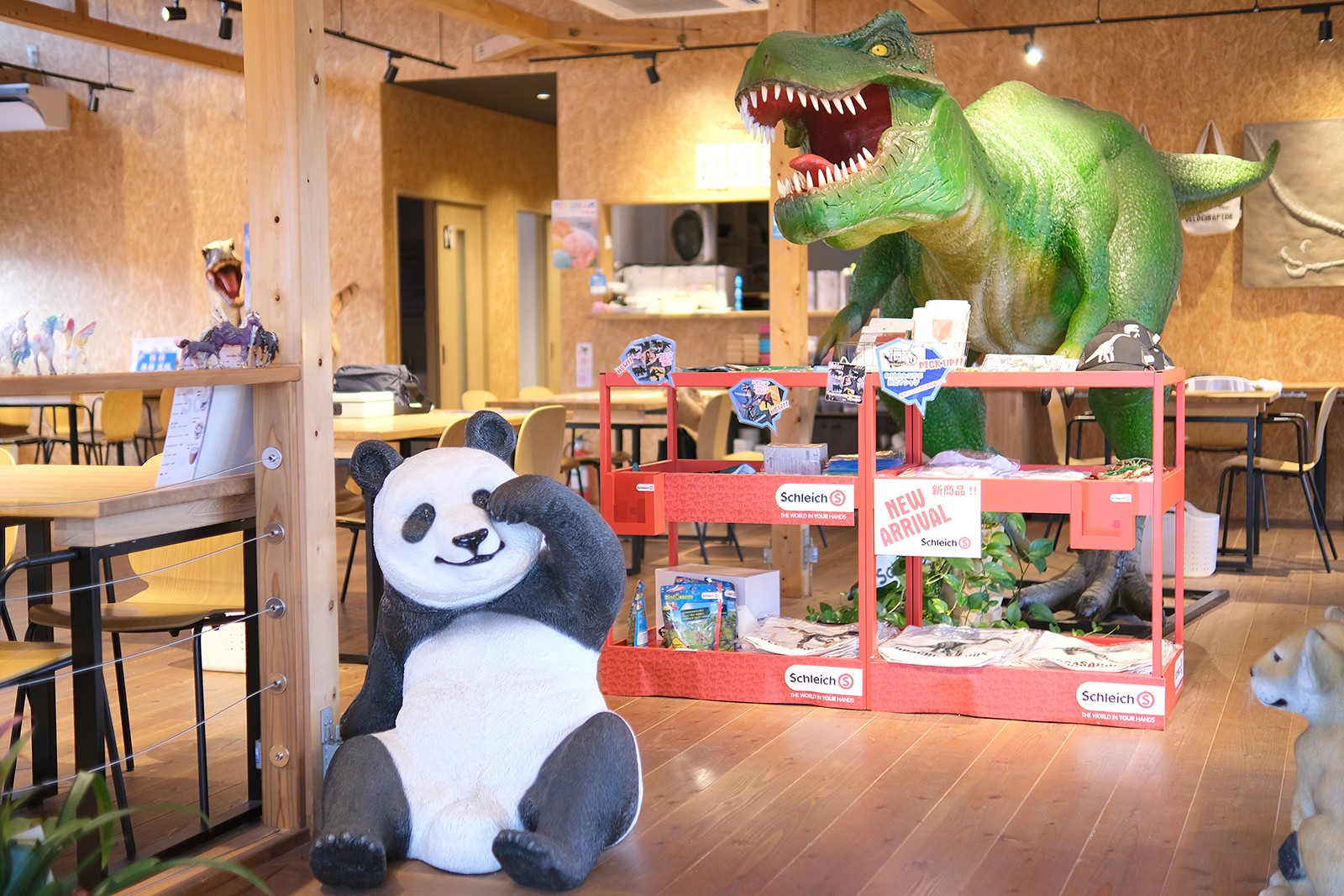 巨大恐竜がお出迎え 世界初のシュライヒ社公認カフェが香川に ほ とせなnews