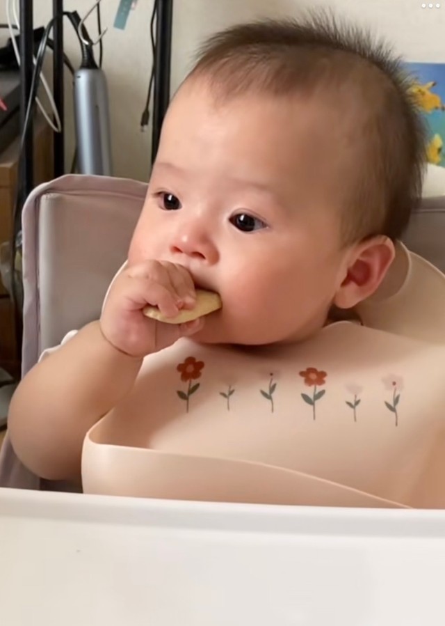 ちゃんとおててで食べられたよ（提供：@cheese99525さん）
