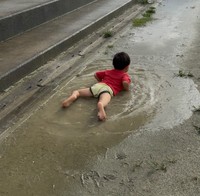 水たまりの上にスローダイブする男の子（01_80kun__さん提供）