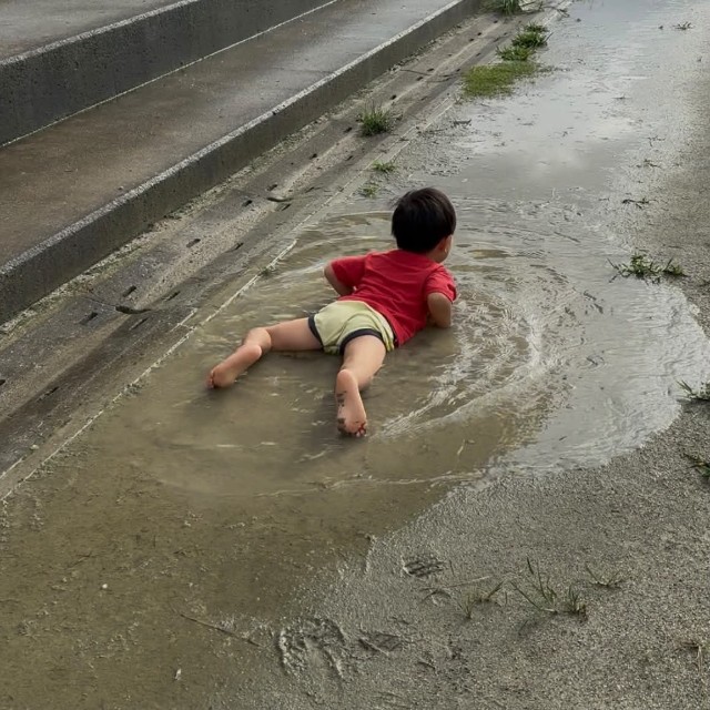 水たまりの上にスローダイブする男の子（01_80kun__さん提供）
