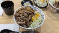 こちらがモンゴルの吉野家で提供されるマトン丼（田中英和さん提供）