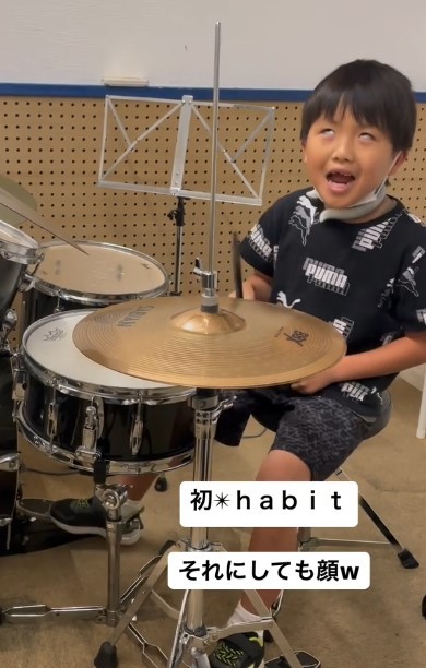 変な顔をしながらドラムを叩く小学1年生のころ（提供：＠souta__drumさん）
