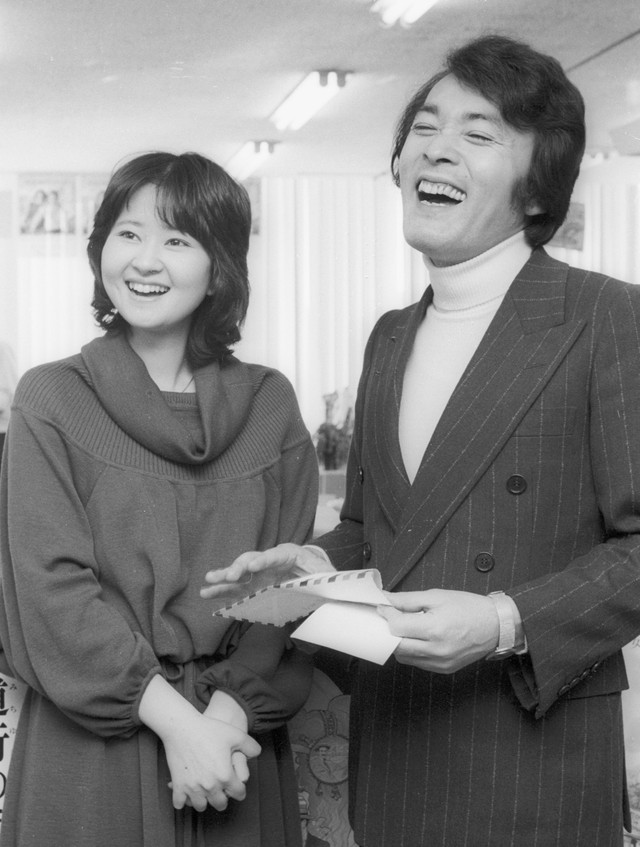 197８年１月、橋本淳さんが作詞した「カナダからの手紙」をリリースした作曲家で歌手の平尾昌晃さん(右)と新人の畑中葉子