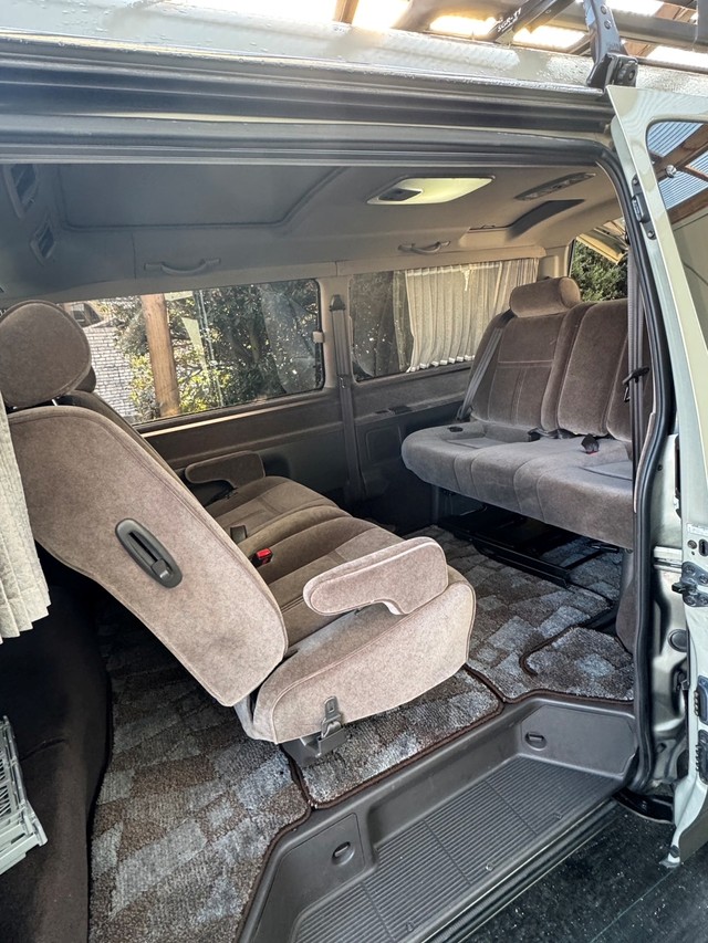 向かい合わせになる、ふかふかのシート