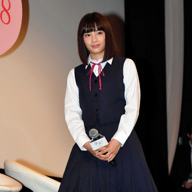 「先生!、、、好きになってもいいですか?」試写会に制服姿で登場した広瀬すず＝2017年