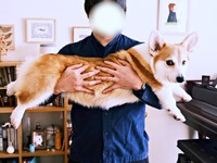 パに抱っこされるガブちゃん。まるで飛んでいるよう！（画像提供：ガブちゃんさん）