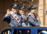 「スリーアミーゴス」として人気を博した（左から）斉藤暁、北村総一朗さん、小野武彦＝2010年