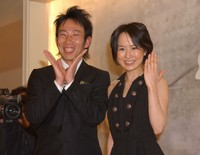 モンキッキー（現・おさる＝左）と並んで婚約指輪を披露する山川恵里佳＝2007年