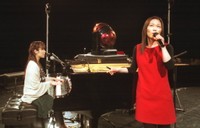 Ｋｉｒｏｒｏの五城千春（左）と金城綾乃＝2004年