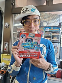 著書「平成レトロ博覧会」を手にする平成文化研究家・山下メロ氏＝都内