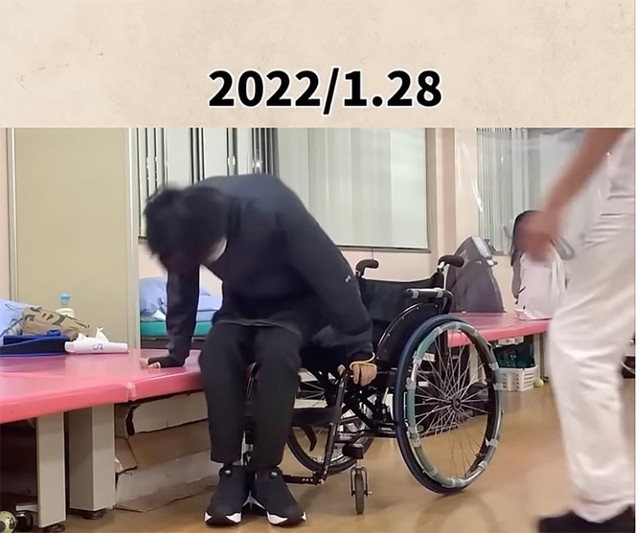 2022年のリハビリ、自分ひとりで車椅子へと異動するのも大変でした（ShakaさんのInstagramよりスクリーンショット）