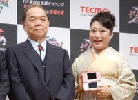 西村京太郎さん（左）と山村紅葉＝2007年