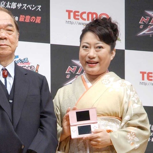 西村京太郎さん（左）と山村紅葉＝2007年
