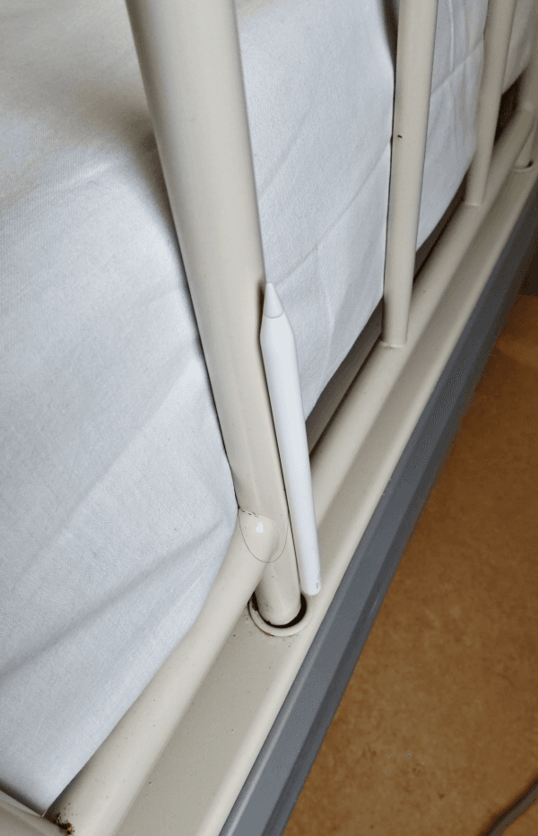 ベッドの柵にくっついていたApple Pencil（画像提供：高山瑞穂さん）.png