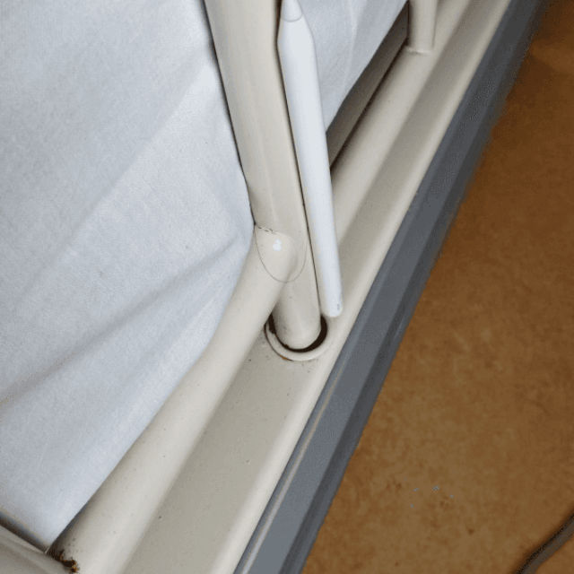 ベッドの柵にくっついていたApple Pencil（画像提供：高山瑞穂さん）.png