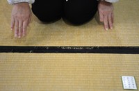 傷みが目立つ近江勧学館の畳（大津市）
