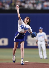 始球式を務める岡田紗佳＝2025年6月20日